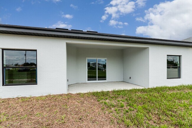Building Photo - LARGE 4 BEDROOM-3 BATHROOM-2 CAR GARAGE-CA...
