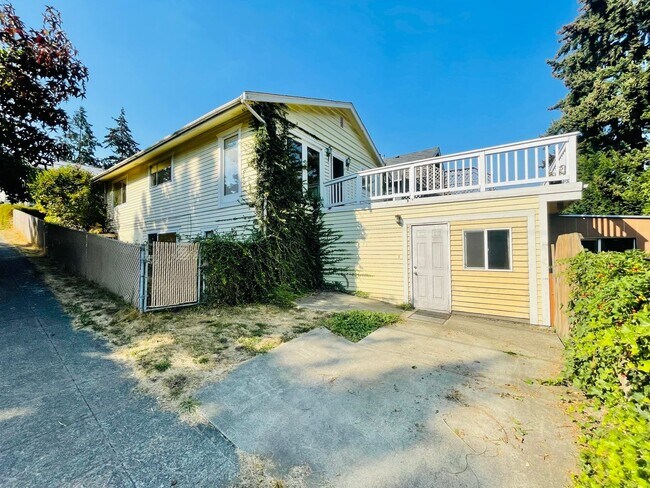 Foto del edificio - Massive House with Elegant Finishes in Madison Valley!