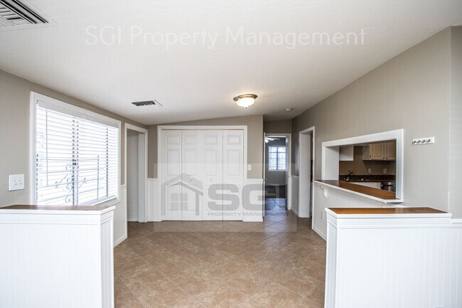 Foto del edificio - 309 W 9th St