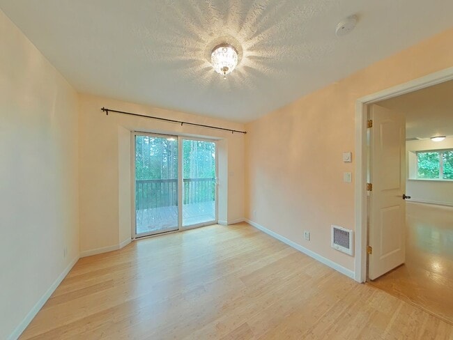 Building Photo - Huge 5 Bedroom Cabin-Style Home on 2+ Wood...