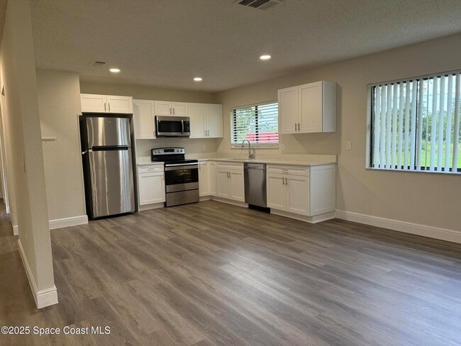 Building Photo - 889 Lamplighter Dr NW