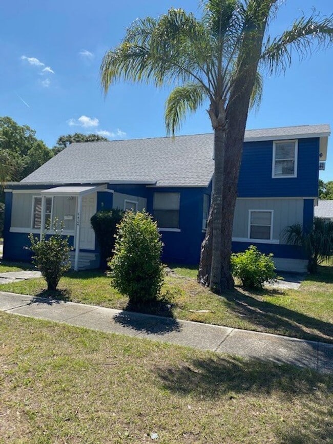Spacious 3 Bedroom 1 Bathroom Home Located In St. Petersburg, Florida - Spacious 3 Bedroom 1 Bathroom Home Located In St. Petersburg, Florida