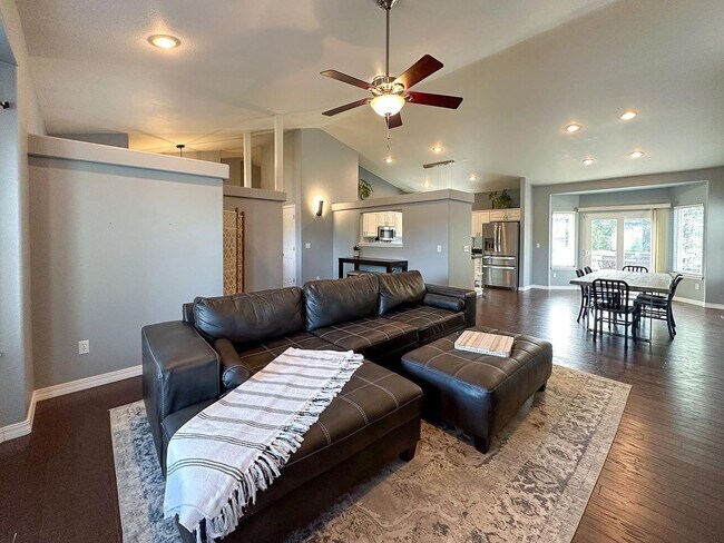 Foto del edificio - 2705 Stone Creek Rd