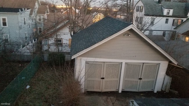 Foto del edificio - 4 br, 2 bath House - 32 Bayview Ave