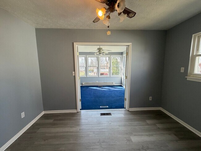 Foto del edificio - Bright Cape w/ Sunroom, Central Air, Big Basement & Backyard Shed