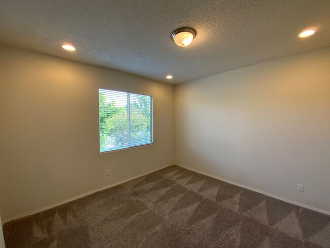 Building Photo - Beautiful 3 Bedroom Plus Office Recent Con...