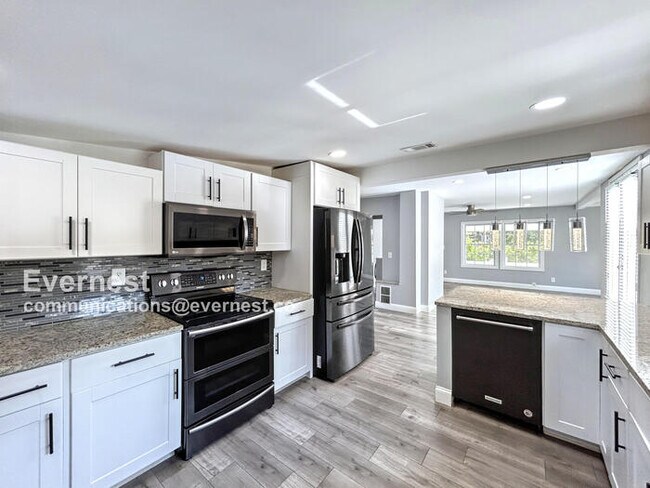 Foto del edificio - Lovely 3-Bed, 2-Bath Home with Modern Comf...