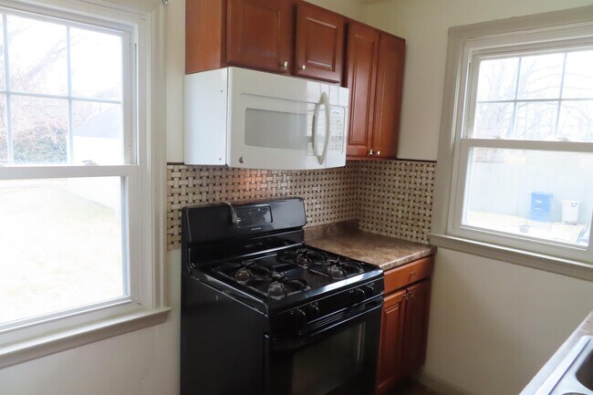 Building Photo - 796 N Drexel Ave