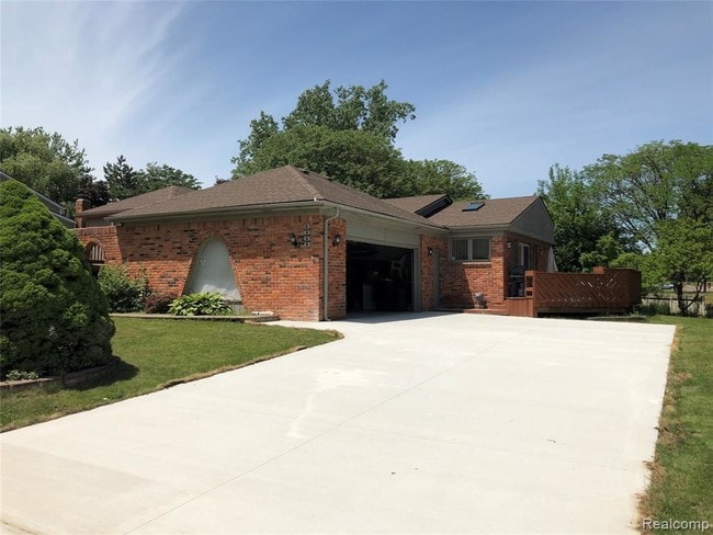 Building Photo - 3000 Roxbury Dr