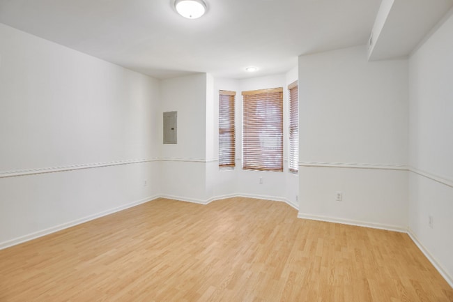 Building Photo - 729 10th St NE