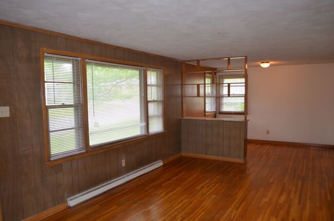 Building Photo - 3 bed, 2 bath home in Parkade area