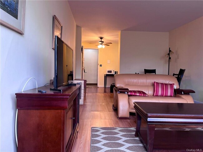 Foto del edificio - 172-70 Highland Ave