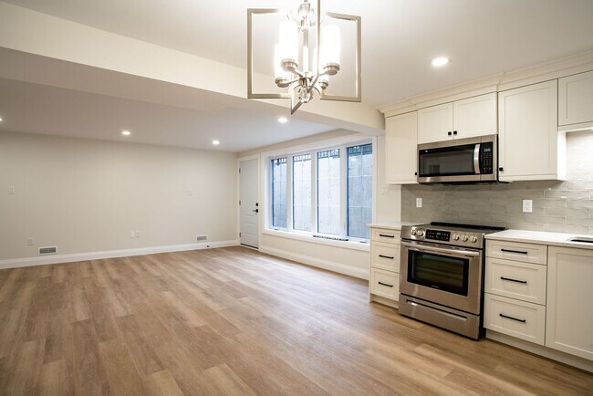 Building Photo - Stunning MODERN 2 Bdrm APARTMENT - Westmount * AVAIL Now *