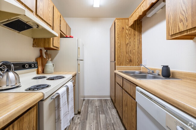 1BR, 1BA - 530SF - Kitchen - Desert Springs