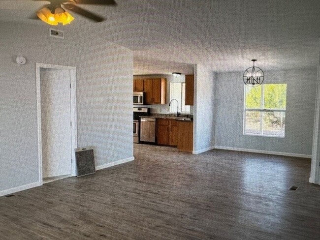 Building Photo - 5 Bedroom, 3 Bath with fenced yard, Garage...