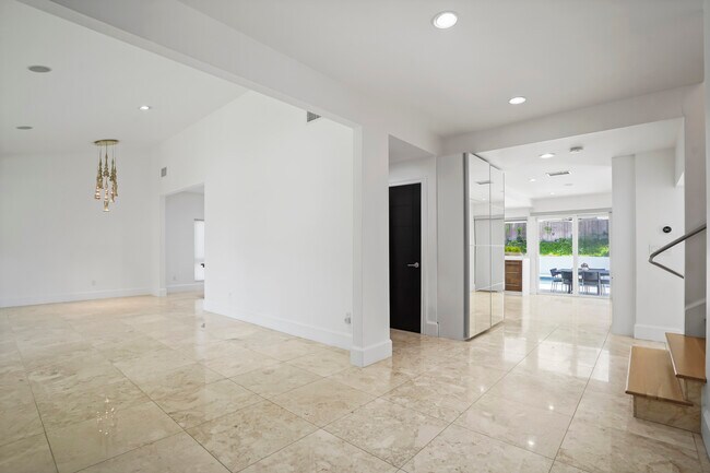 Foto del edificio - 16544 Park Lane Dr