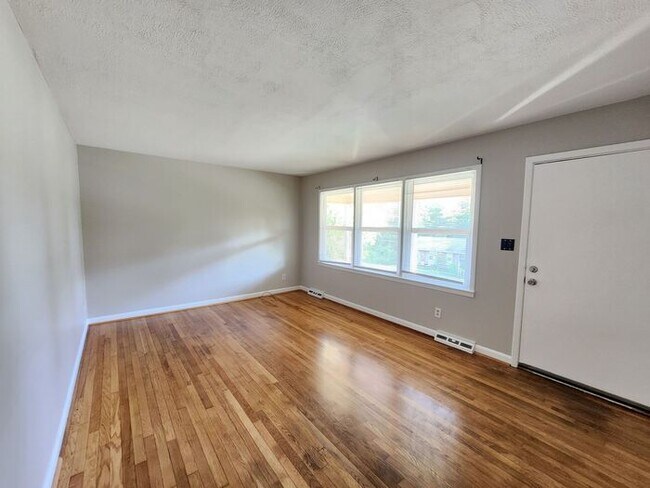 Building Photo - Asheville Rental!