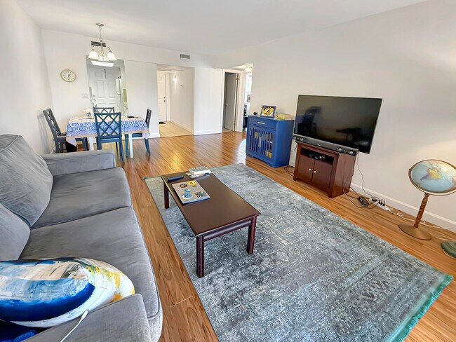 Building Photo - 1500 Crescent Cir