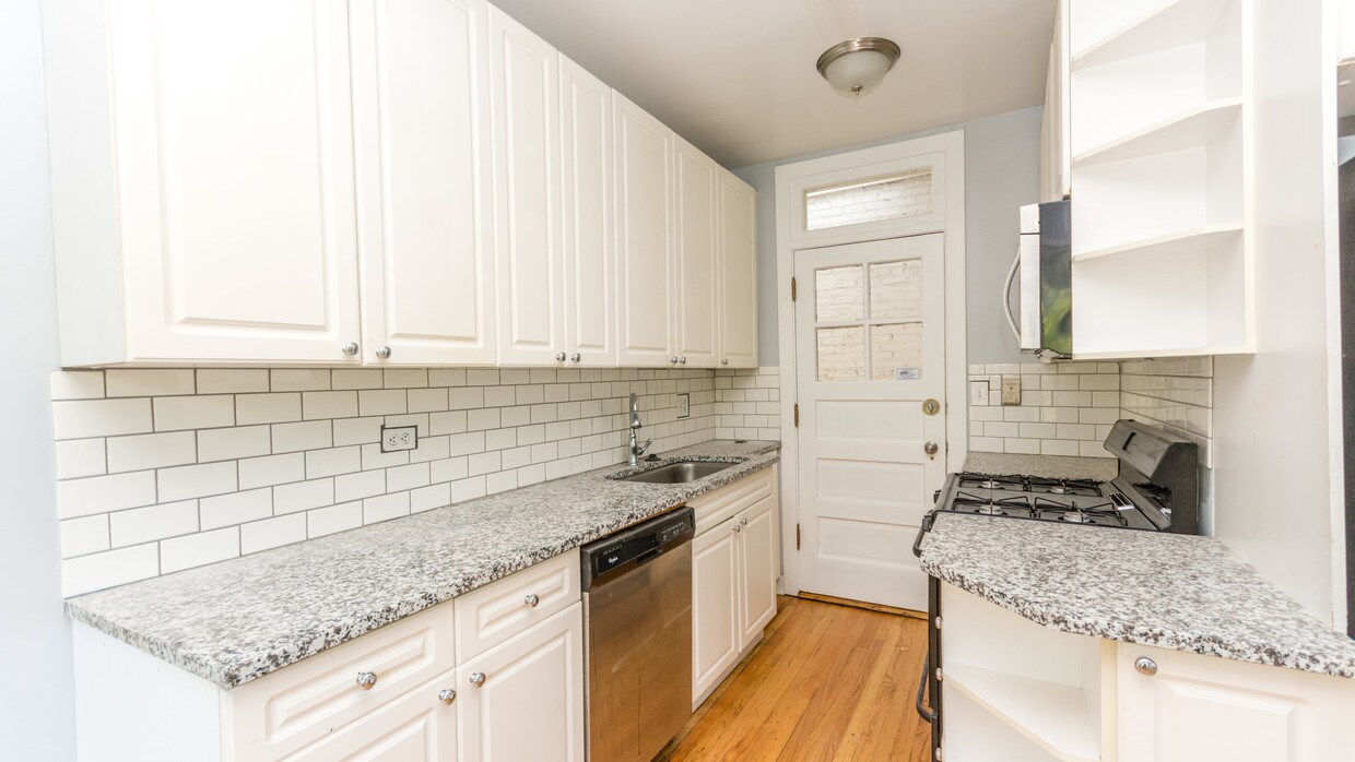 Primary Photo - 1154 W Lill Ave