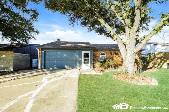 Foto principal - Newly renovated spacious 3 bed/2 bath, wit...