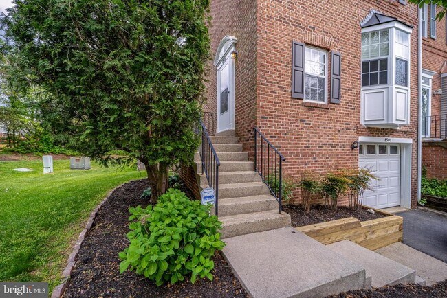 Building Photo - 8501 Blue Bird Woods Ct