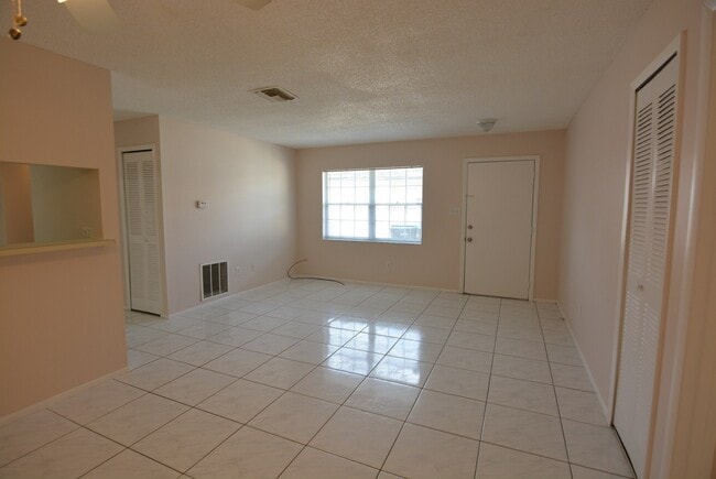 Foto del edificio - East Orlando 3/2 duplex. TILE FLOORS, Fresh paint, community pool!