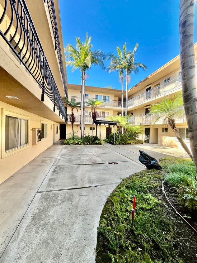 Foto principal - 7555 Linda Vista Rd