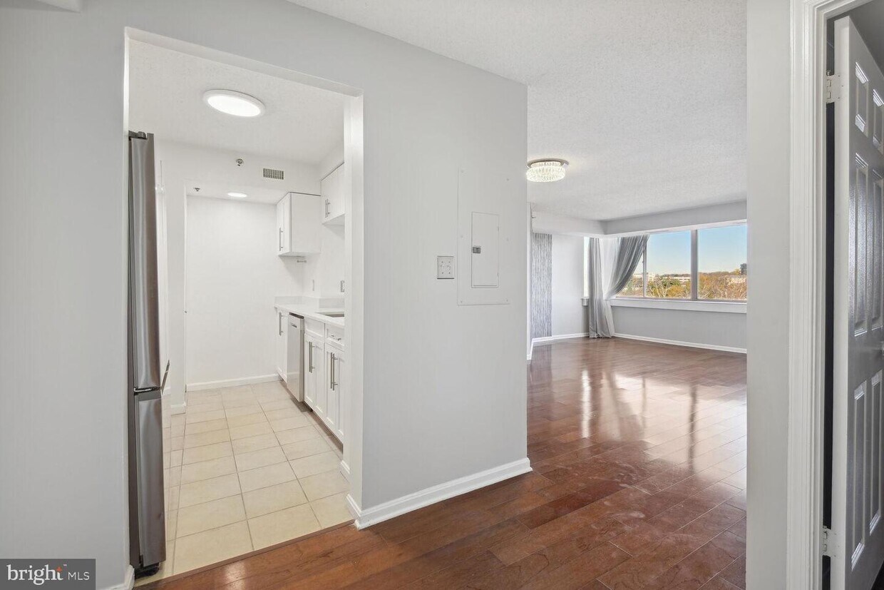 10101 Grosvenor Pl Unit 715, Rockville, MD 20852 Room for Rent in