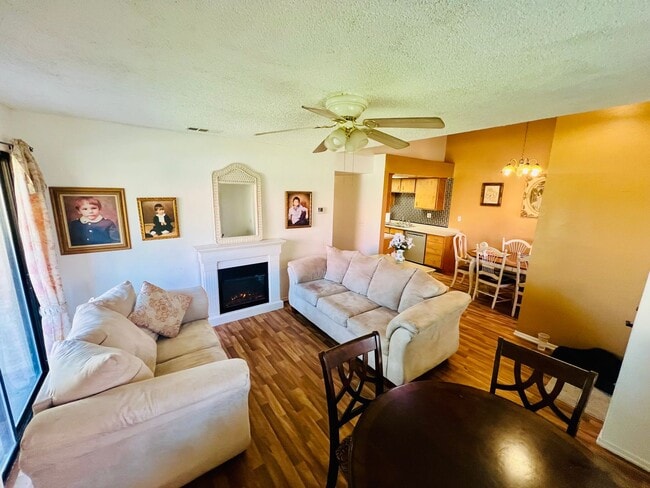 Building Photo - Inviting Gated Community Townhome—Jess Ran...