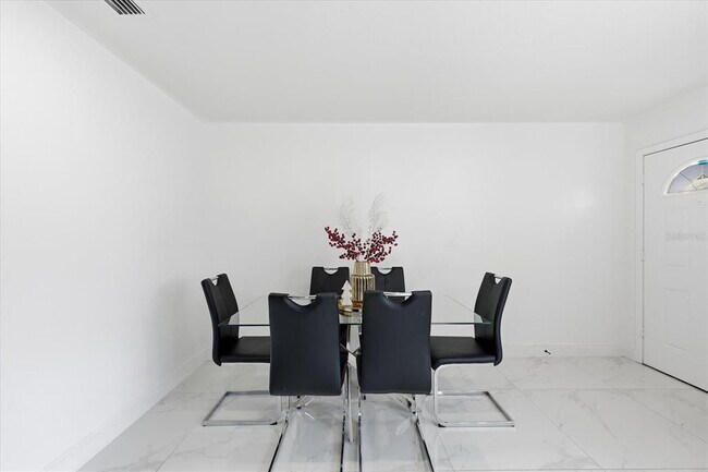 Building Photo - 2521 W Minnehaha St