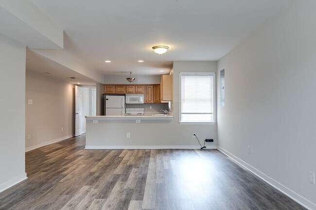 Foto del edificio - 3 Bedroom Row Home Available in July!