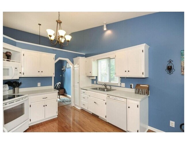 Building Photo - Gorgeous 4 Bed/3 Bath Single Family Home i...