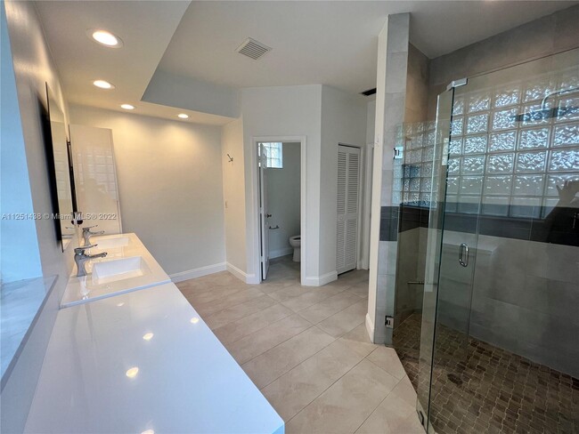 Building Photo - 2791 Oakbrook Manor