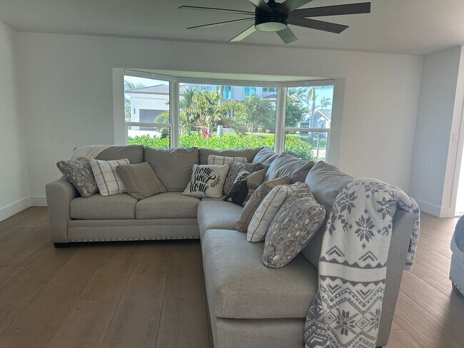 Foto del edificio - Beautifully Updated Unique Waterfront/Pool...