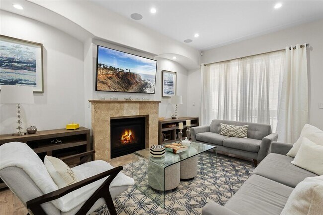 Building Photo - Spacious Tri-Level Townhome in Valley Village