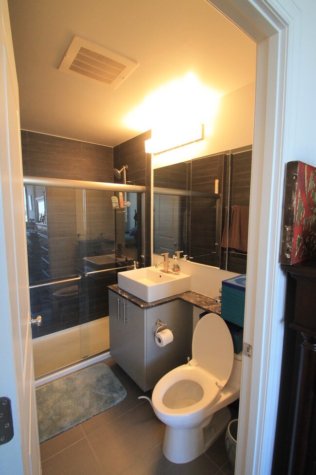 Building Photo - 541 Borden Ave