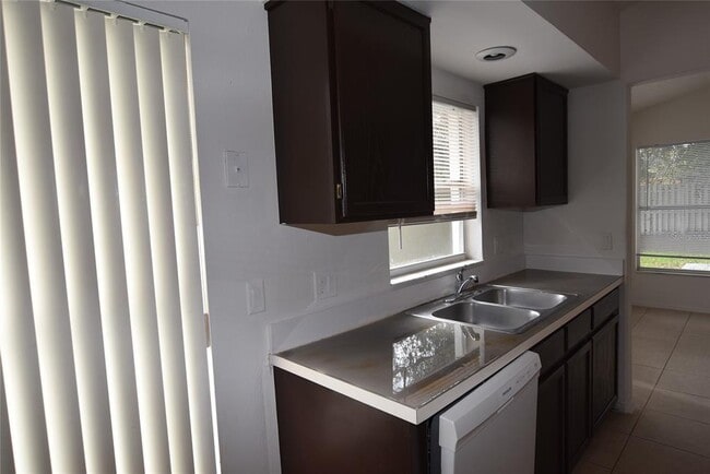 Building Photo - 3240 Brewster Dr