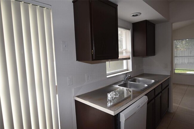 Foto del edificio - 3240 Brewster Dr
