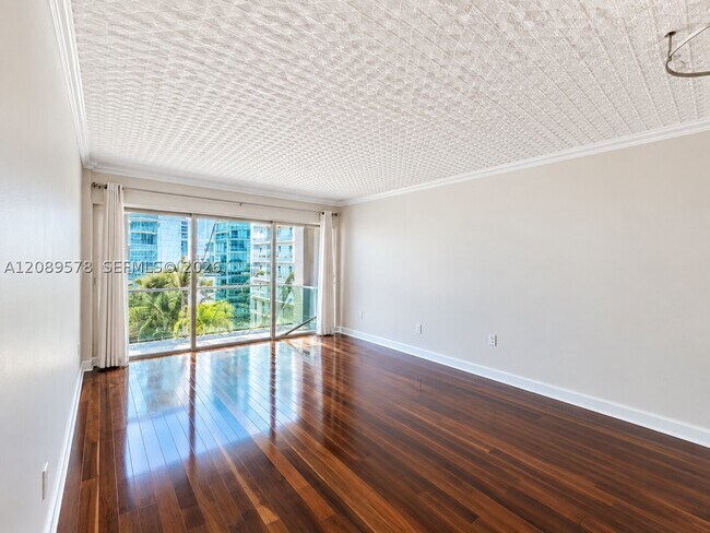 Foto del edificio - 600 NE 25th St