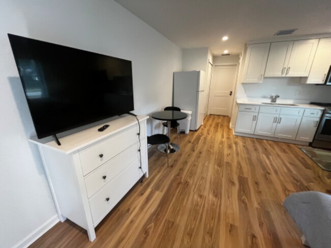 Building Photo - 615 Azalea Ln