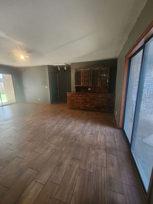 Building Photo - Large 2800 sq ft home in Purcell!