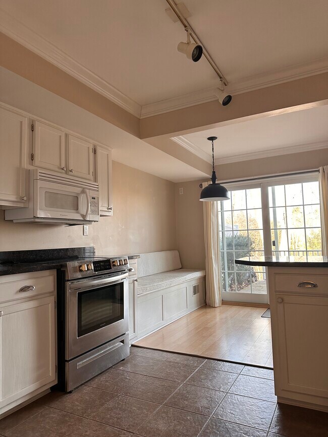 SS Appliances and granite counters - 58 Woodside Dr