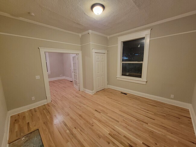 Foto del edificio - 1112 E 5th St
