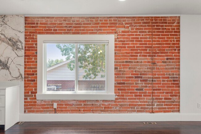 Building Photo - Updated 2-Bed + Office on Large Lot with 2-Car Garage