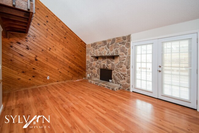 Building Photo - Feel right at home in this 4 BR, 2 BA home