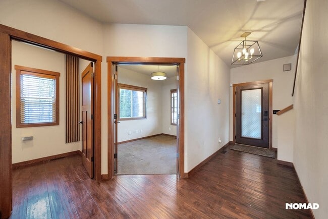 Building Photo - Stunning 3BR House with private beach acce...