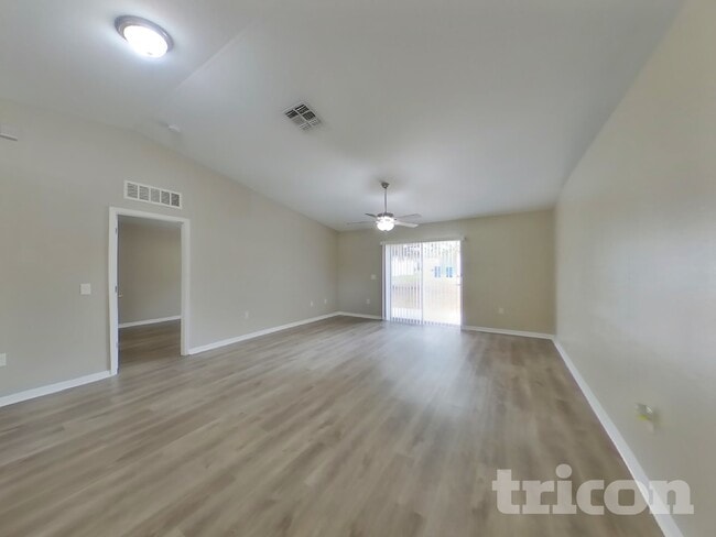 Foto del edificio - 339 Squires Grove Dr