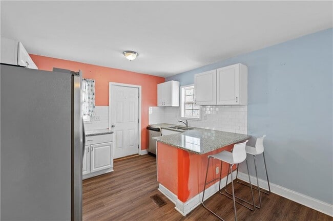 Building Photo - 1124 Graymont Dr SW