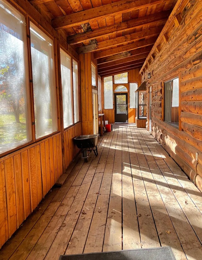 Building Photo - 3 bed/2 bath Log cabin on acreage with water rights