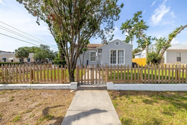 Building Photo - 2402 W North B St